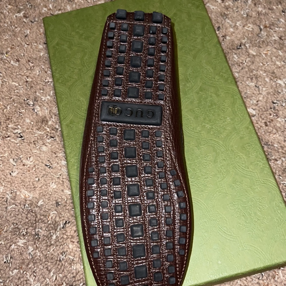 Completely brand new and authentic Gucci loafers color brown size: 042 or 8 1/2. - Picture 6 of 8